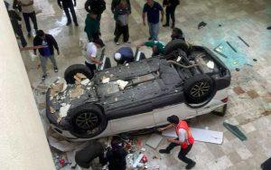Auto cae dentro