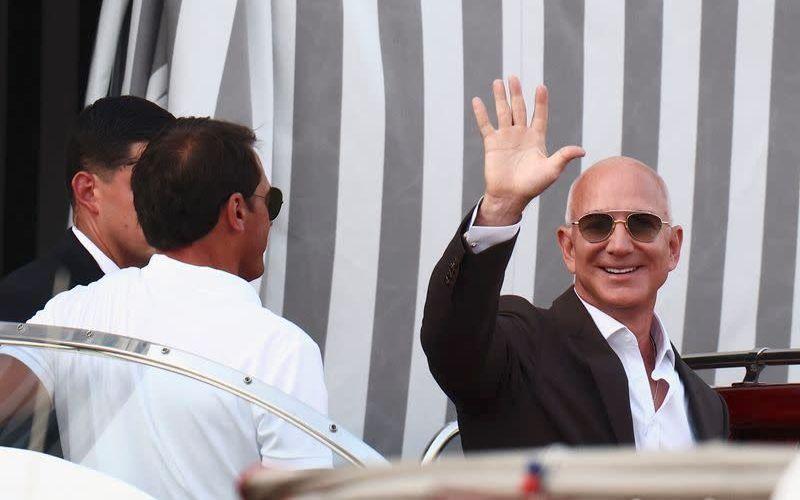 Bezos y Sánchez