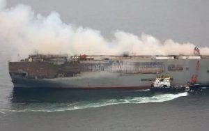 Se incendia barco
