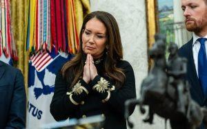 Trump recula en