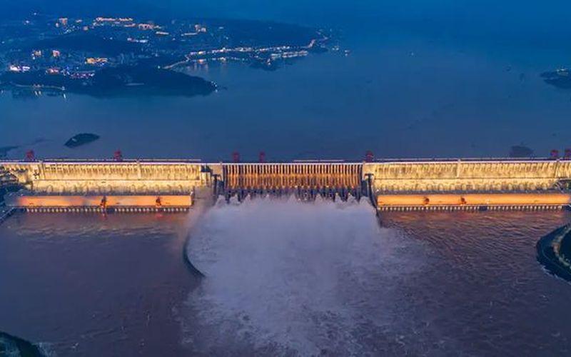 El agua embalsada