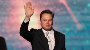 Musk denuncia a