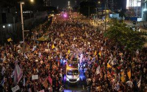 Protestan decenas