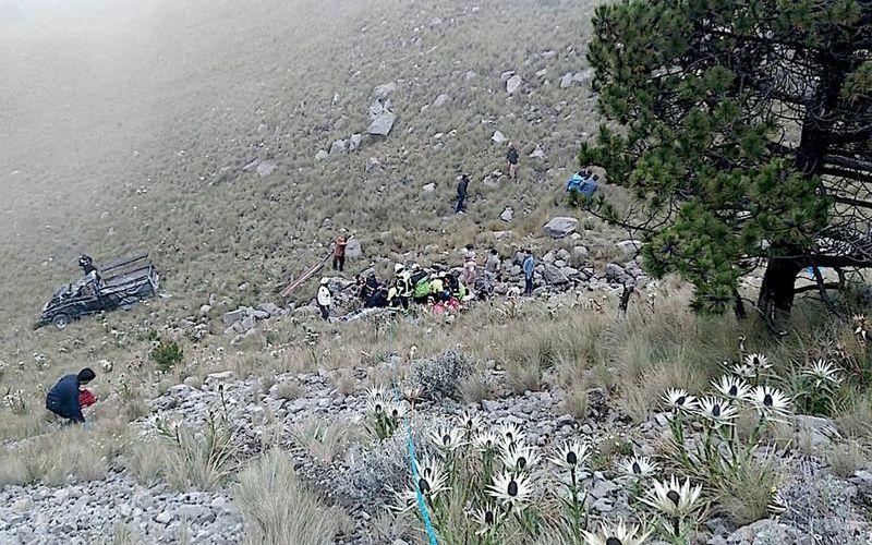Vuelca camioneta