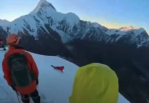 Alpinista se quita