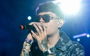 Amenazan al cantante