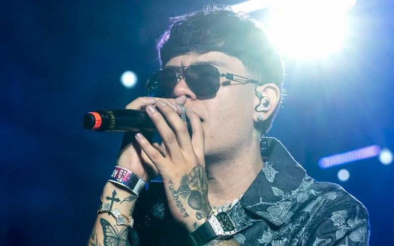 Amenazan al cantante