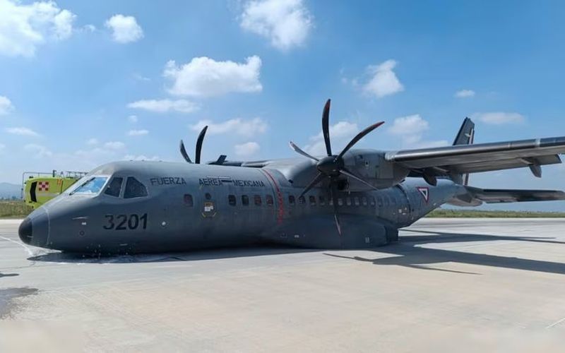 Aterriza de emergencia