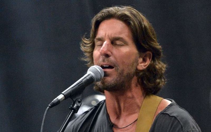 Muere Brett James