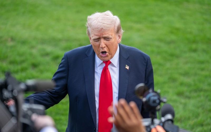 Trump da un