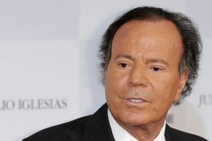 Julio Iglesias prepara