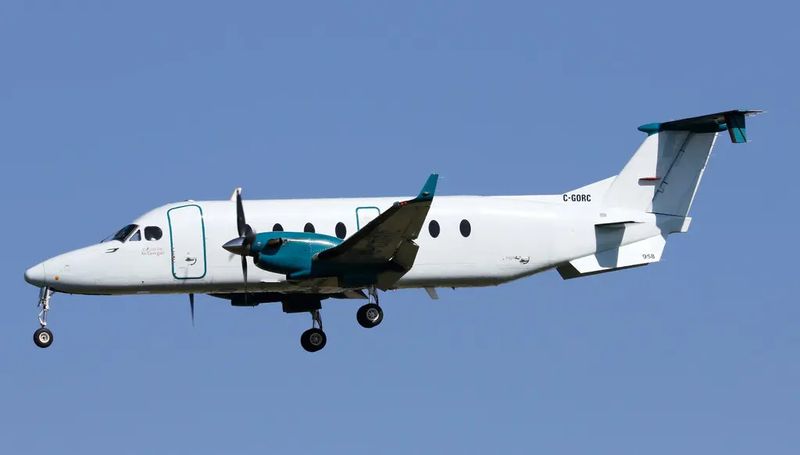 Un avión con políticos