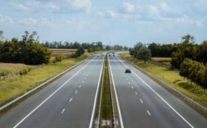 Conducir rápido será