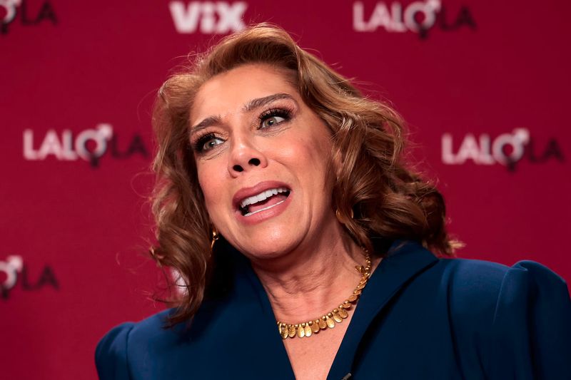 Cynthia Klitbo recibe