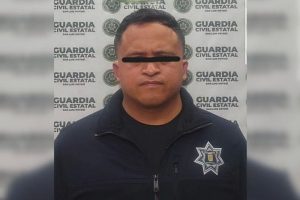 Detienen al director