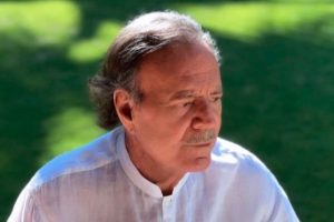 Julio Iglesias demanda