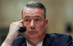 Renuncia el director