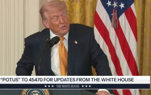 Trump amaga con