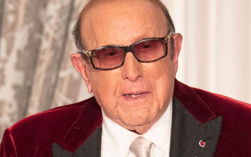 Murió Clive Davis