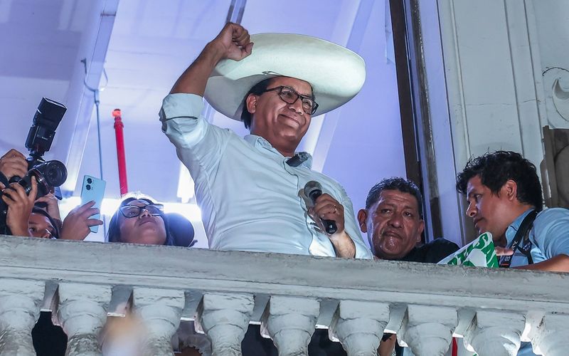 Sánchez aventaja