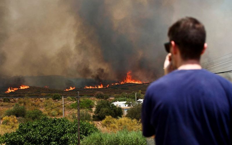 Incendios desbordan