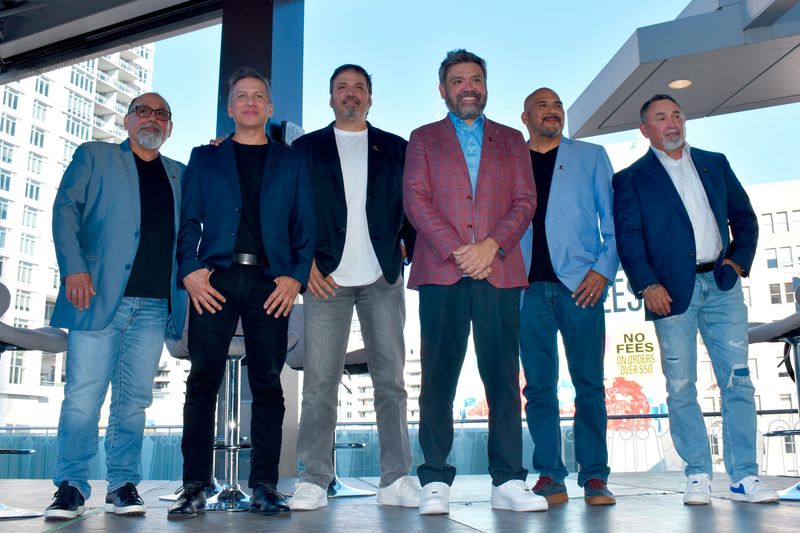 Intocable recibe