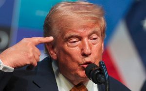 Trump quita la