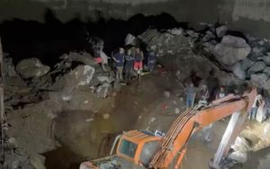 13 trabajadores