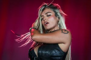 Karol G dona