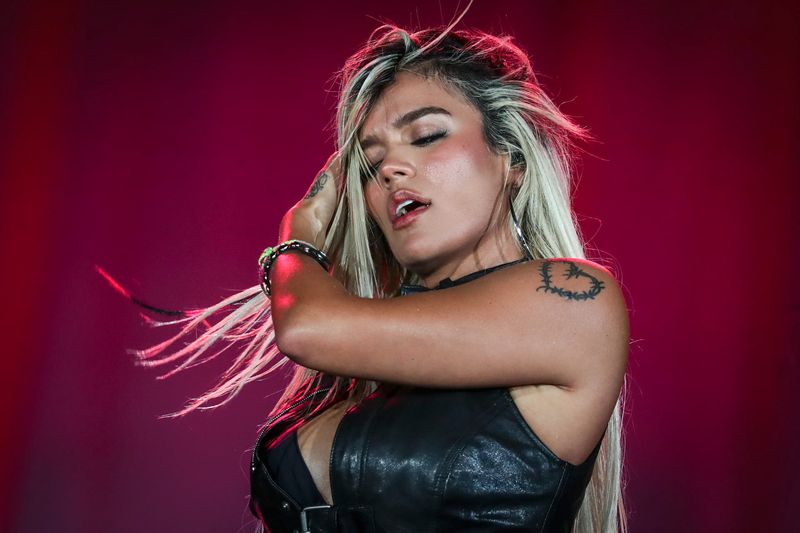 Karol G dona
