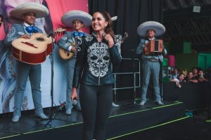 Lucero ofrece