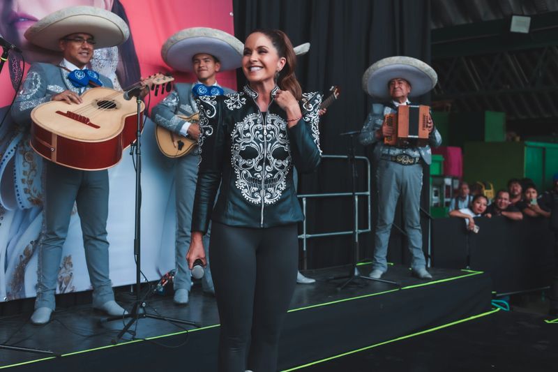 Lucero ofrece