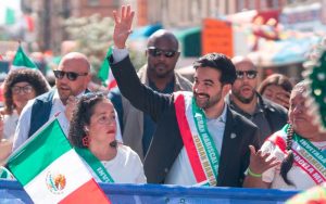 Mamdani participa