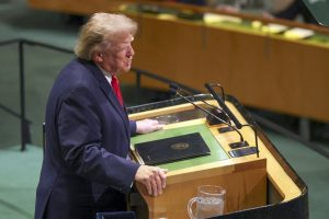 Trump acusa
