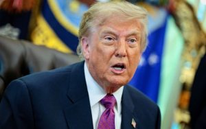 Trump pide a