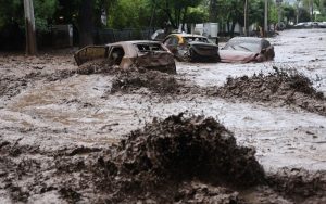 Aluvión arrastra