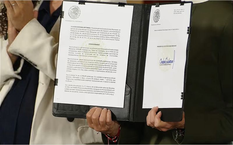 Sheinbaum firma