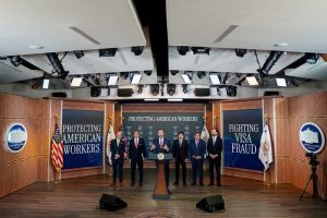 Trump excluye